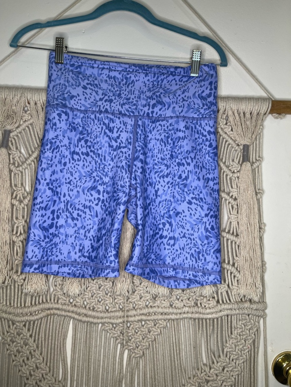 Athleta Elation Ultra High Rise 7” Short  Blue Animal Print  Women’s Small